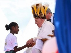 Paus Fransiskus Pakai Hiasan Kepala Bulu Cendrawasih di Vanimo Papua Nugini