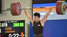 FOTO: Momen Rizki Juniansyah Pecahkan Rekor Nasional di PON 2024