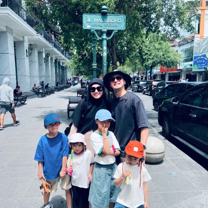 <p>Kebahagiaan Ricky dan Herfiza pun bertambah dengan kehadiran empat anaknya. Mereka adalah Mikaila Akyza Pratama, Athaya Akyza Pratama, Dhia Malik Akyza Pratama, dan Aisyah Akyza. (Foto: Instagram@rickyharun)</p>