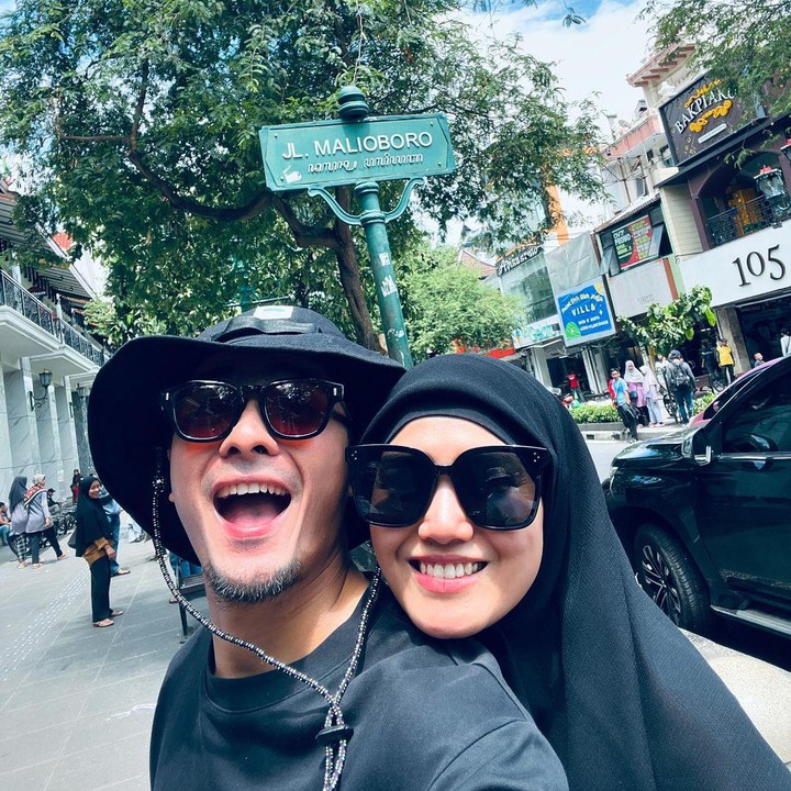 <p>Ricky dan Herfiza secara resmi menikah pada 15 Juni 2013. Meski telah mengarungi rumah tangga selama 11 tahun, keduanya tetap tampil harmonis. (Foto: Instagram@rickyharun)</p>