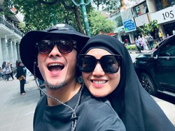 Diduga Karaoke Ditemani LC, Ricky Harun Pamer Gelendotan ke Istri