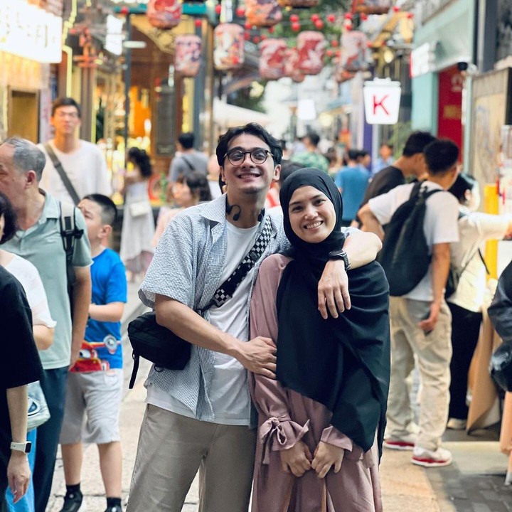 <p>Pria 37 tahun ini juga kerap menuliskan <em>caption</em> manis pada potretnya bersama sang istri. "Betapa indahnya dunia ini (bersama kamu) ciee ciee ehem ehem uhuk uhuk," tulis Ricky, dikutip dari laman <em>Instagram@rickyharun,</em> Minggu (8/9/2024). (Foto: Instagram@rickyharun)</p>