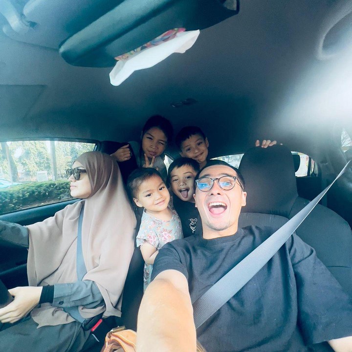 <p>Meski sudah memiliki empat anak, Ricky dan Herfiza juga tak jarang menampilkan kemesraan mereka di hadapan publik. Seperti yang potret yang belum lama ini diunggah Ricky saat liburan ke Hong Kong bersama sang istri. (Foto: Instagram@rickyharun)</p>