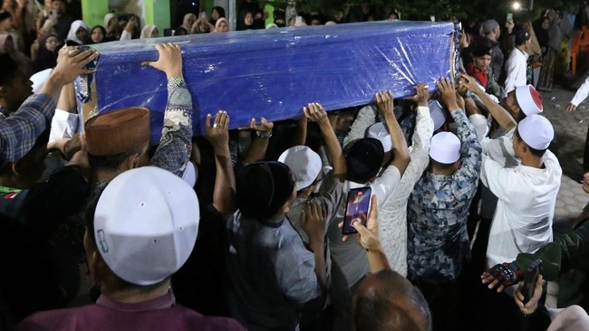 FOTO: Pemakaman Ulama Kharsimatik Sekaligus Bacawagub Aceh Tu Sop