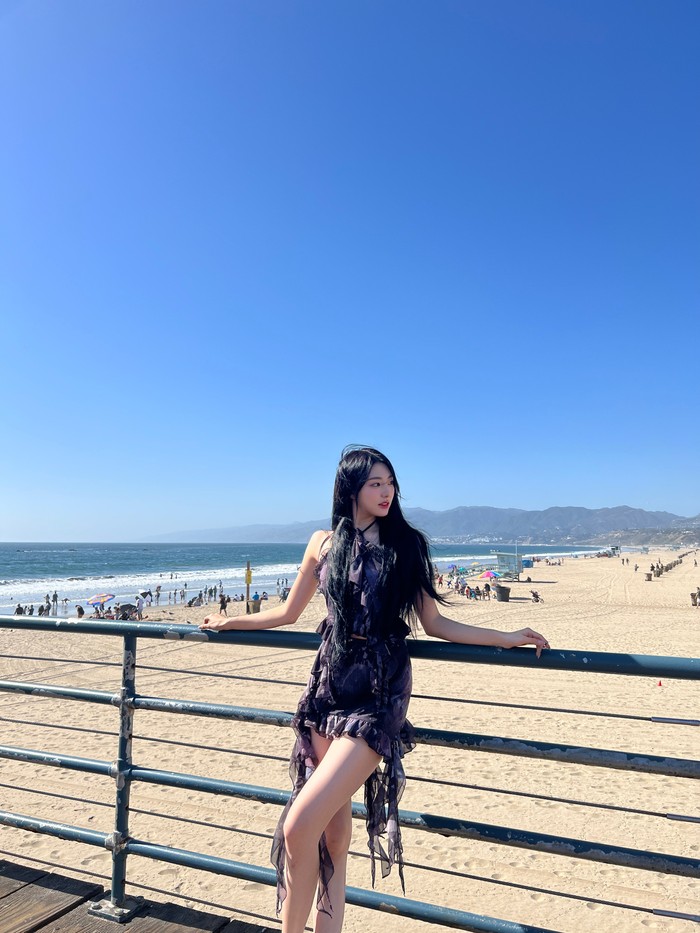 Xinyu tripleS menjadi artis Korea terakhir yang masuk dalam daftar ini. Punya tinggi badan 174 cm, mantan kontestan Girls Planet 999 berkebangsaan Cina ini merupakan member tertinggi di grup, lalu disusul oleh JiWoo dan Lynn./ Foto: x.com/triplescosmos