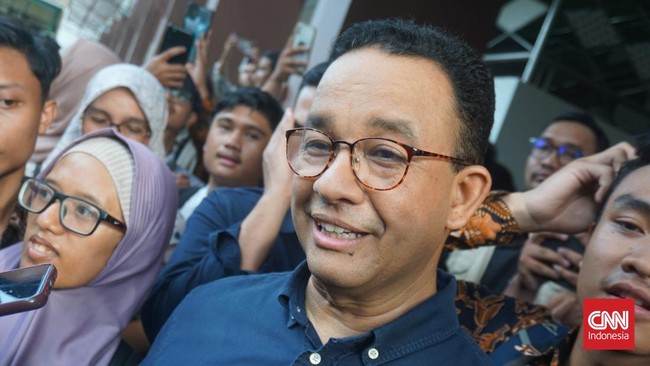 Anies Baswedan datang di PN Jakpus untuk menyaksikan sidang perdana Tom Lembong dalam kasus dugaan korupsi impor gula, Kamis (6/3) ini.