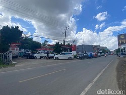 Suplai BBM Telat, Antrean Kendaraan di SPBU Bone Mengular ke Jalan
