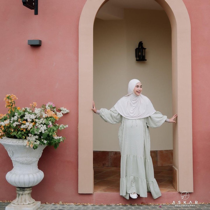 <p>Anisa Rahma belum lama ini menghabiskan babymoon kehamilan keduanya di Thailand. Anisa tampil cantik mengenakan pakaian bernuansa putih dengan latar pemandangan indah di Toscana Valley. Konsep pemotetran ini bisa menjadi inpirasi maternity photoshot di luar ruangan saat babymoon. (Foto: Instagram @anisarahma_12)</p>