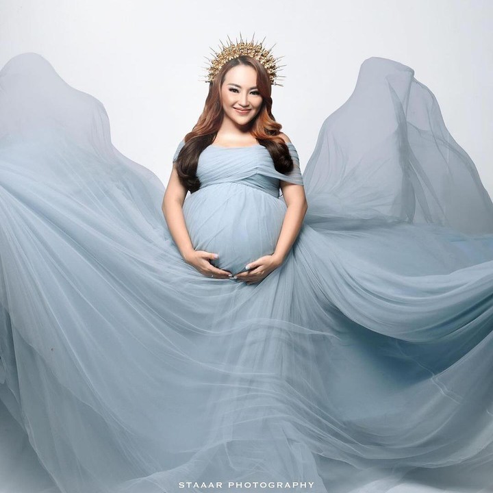 <p>Mpok Alpa tampil memukau untuk maternity photoshot kehamilan kembatnya. Perempuan berusia 37 tahun ini mengusung konsep 'dewi' yang anggun, di mana ia mengenakan gaun cantik berwarna biru muda dengan mahkota. (Foto: Instagram @nina_mpokalpa)</p>