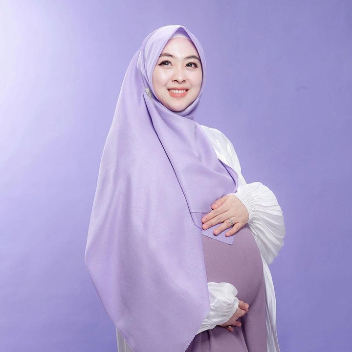 <p>Dokter dan content creator kesehatan, dr Shindy Putri, membagikan foto kehamilan keduanya di media sosial belum lama ini. Shindy mengenakan baju bernuansa ungu dan putih, dengan latar belakang ungu. Konsep photoshot ini bisa menjadi inspirasi maternity photoshot, di mana Bunda terlihat sangat sederhana, namun tetap anggun dan glowing. (Foto: Instagram @dr.shindyputri_)</p>