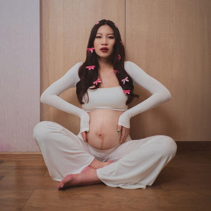<p>Patricia Gouw melakukan photoshoot di dalam ruangan dengan konsep 'minimalis'. Patricia mengaku mengambil foto ini karena iseng. Meski iseng, hasilnya tetap memukau ya, Bunda? (Foto: Instagram @patriciagouw)</p>