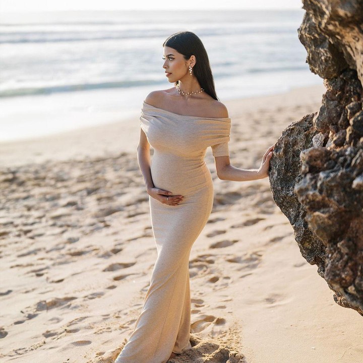 <p>Beauty vlogger Jharna Bhagwani memilih pantai untuk tempat mengabadikan kehamilan pertamanya. Jharna terlihat anggun mengenakan gaun yang memperlihatkan baby bump kehamilannya, Bunda. (Foto: Instagram @jharnabhagwani)</p>