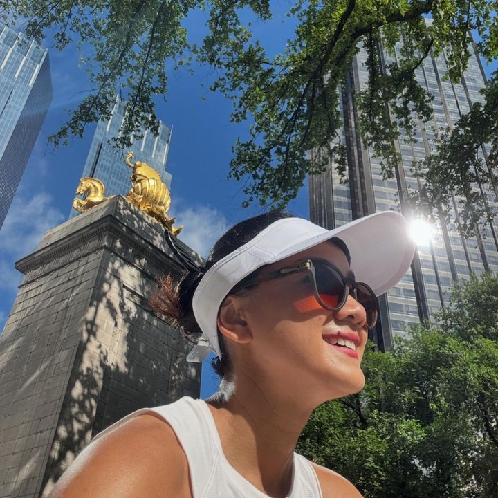 <p>Lari menjadi olahraga yang juga banyak digemari oleh seleb, Bunda. Pertama, ada Nirina Zubir yang sampai ikut marathon ke luar negeri. "Nyicil <em>training</em> menuju “selebrasi hidup” ‘na. Marathon ke 2 di berlin nanti," tulisnya di <em>caption.</em> (Foto: Instagram @nirinazubir)<br /><br /><br /></p>