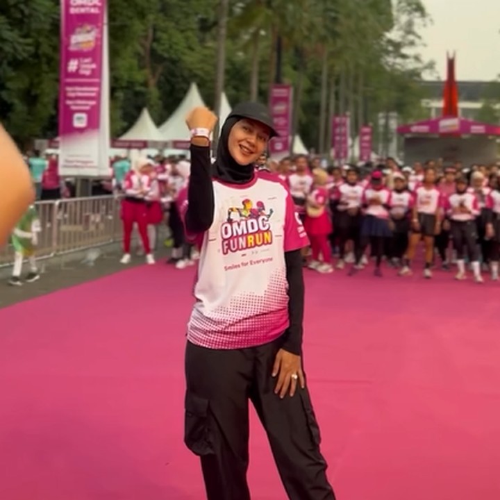<p>Keenam, ada Bunda Olla Ramlan nih, Bunda. Perempuan bersuai 44 tahun ini juga hobi berlari. Melalui akun Instagram, ia pernah membagikan momen berlari saat car free day. (Foto: Instagram @ollaramlan)<br /><br /><br /></p>