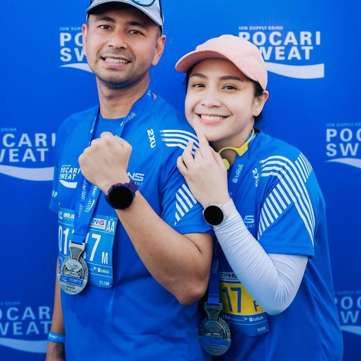 <p>Nagita Slavina juga tak mau kalah, Bunda. Bunda dua orang anak ini ternyata juga hobi berolahraga lari. Beberapa waktu yang lalu, Nagita mengikuti marathon 10 kilometer di Bandung. (Foto: Instagram @raffinagita 1717).<br /><br /><br /></p>