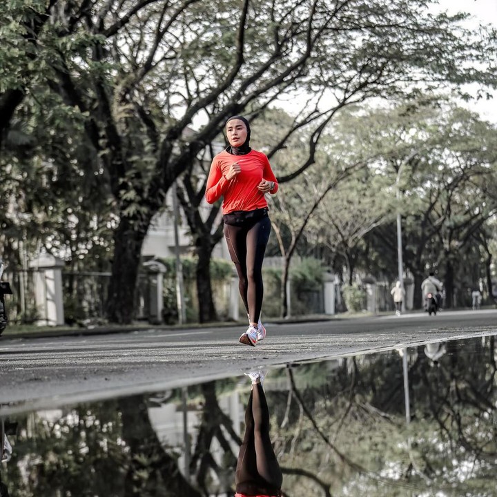 <p>Bunda seleb ketiga yakni Soraya Larasati, Bunda. Melihat akun Instagramnya, bintang film Bukan Pocong Biasa ini sering membagikan momen berlarinya. (Foto: Instagram @sorayalarasat1)<br /><br /><br /></p>