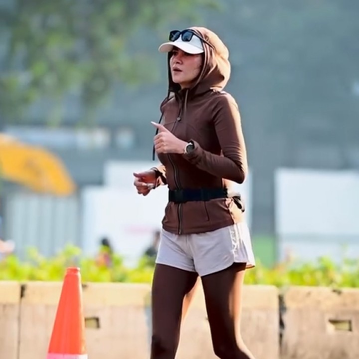<p>Selanjutnya, ada Paula Verhoeven, nih. Bunda dua orang anak ini juga membagikan momen marathon-nya di akun Instagram. Dalam unggahan tersebut, Paula tampak sangat bersemangat. (Foto: Instagram @paula_verhoeven)<br /><br /><br /></p>