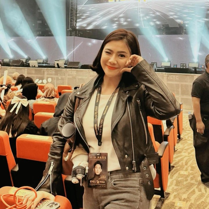<p>Selain mereka, Felicya Angelista juga hadir di acara yang sama, Bunda. Momen tersebut juga ia bagikan di akun Instagram pribadi. Dalam unggahannya di Instagram, ia mengaku bahagia dan bersyukur karena dapat kesempatan bertemu sang idola. <em>"Finally</em> ketemu langsung sama @soohyun_k216 oppa,<em> another dream come true, thank God!</em>" ujar Felicya Angelista (Foto: Instagram @felicyangelista_)<br /><br /><br /></p>