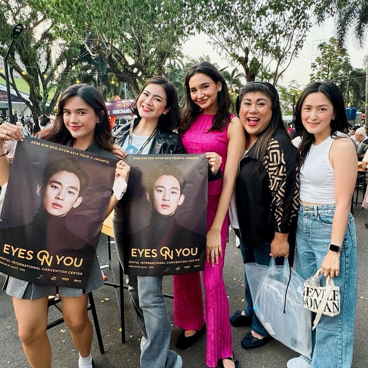 <p>Felicya datang tak sendirian, Bunda. Ia juga terlihat bersama Audi Marissa, nih. "hahahahaha <em>happyyyy!!"</em> komen Audi di postingan Felicya. (Foto: Instagram @felicyangelista_)</p>