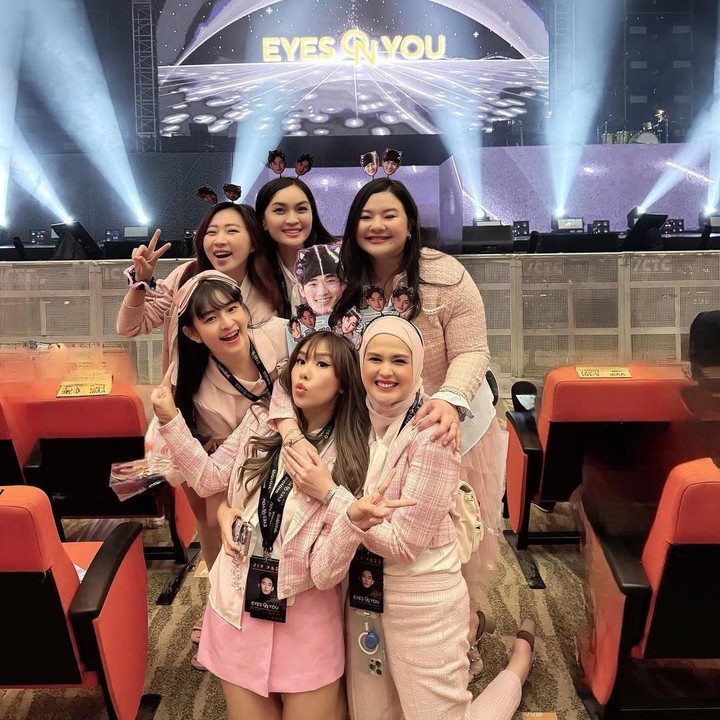 <p>Kim Soo Hyun bintang drama Korea<em> Queen of Tears</em> baru saja mengadakan <em>fan meeting</em> dengan para penggemar di Tanah Air. Ada beberapa artis Indonesia yang terlihat hadir di sana. (Foto: Instagram @cutmeyriska, @cherly7uno, dan @eriskarein)<br /><br /><br /></p>