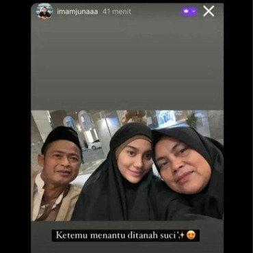 7 Potret Interaksi Azizah Salsha & Orang Tua Pratama Arhan saat Umrah Bersama Disorot