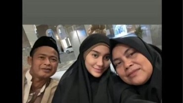 img-title 7 Potret Interaksi Azizah Salsha & Orang Tua Pratama Arhan saat Umrah Bersama Disorot