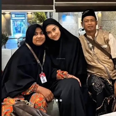 Sikap Ortu Pratama Arhan Bertemu dengan Azizah Salsha Saat Umrah Jadi Sorotan