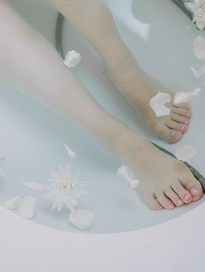 Berendam dengan air hangat/Foto: pexels/RDNE Stock Project