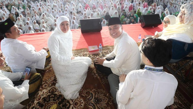 Khofifah Indar Parawansa hadir di tengah warga yang mengikuti pengajian Maulid Nabi Muhammad SAW dan Haul ke-32 Buya Mas Muhammad Fathoni pada Minggu (8/9)