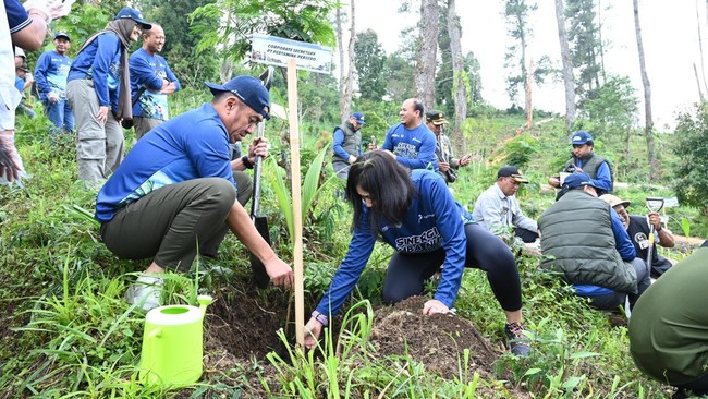 Pertamina melaksanakan penanaman 200 pohon di Desa Besakih, sebagai wujud komitmen pelestarian lingkungan dan pemberdayaan masyarakat.