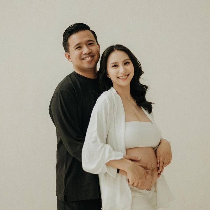 <p>Clairine Clay melakukan maternity shoot dengan monokrom bersama sang suami Joshua Suherman. Clairine tampil segar dengan busana kasual putih yang memperlihatkan baby bump dan rambut yang tergerai. Sementara itu, Joshua juga terlihat kasual tapi tetap keren dengan busana full hitam lengan panjang. Foto: Instagram@clairineclay</p>