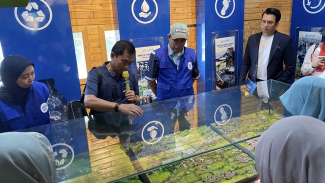 AQUA menyatakan bahwa mereka mengambil sumber air dari pegunungan vulkanik yang terlindungi dengan air tanah dalam yang bebas dari pencemaran aktivitas manusia.