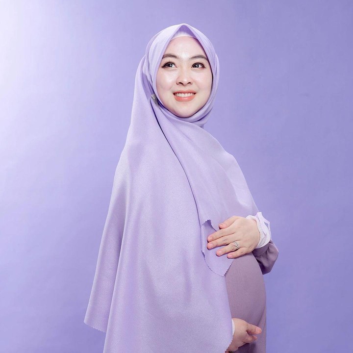 <p>Kakak Ria Ricis yang berprofesi sebagai dokter dan <em>content creator</em> kesehatan, dr Shindy Putri, baru saja mengumumkan kabar kehamilan keduanya. Melalui akun Instagram miliknya, Shindy mengungggah video hasil pemeriksaan USG kehamilannya. Foto: Instagram@dr.shindyputri_</p>