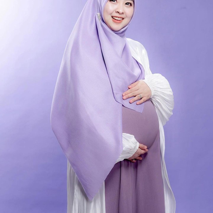 <p>Menariknya, perempuan 31 tahun ini juga membagikan kisah perjalanannya menunaikan ibadah haji saat hamil. Shindy sangat bersyukur ibadah haji yang dijalaninya dapat berjalan lancar. Ia merasa semua itu merupakan berkah dan pertolongan yang didapatkannya dari Allah SWT. Foto: Instagram@dr.shindyputri_</p>