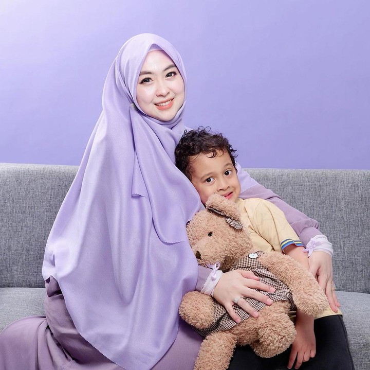 <p>Selain itu, ia pun menyempatkan diri melakukan maternity shoot saat baby bump-nya mulai terlihat. Istri dari Arif Rahman ini juga turut mengajak sang putra Prince Yusuf Habibie Abdullah. Foto: Instagram@dr.shindyputri_</p>