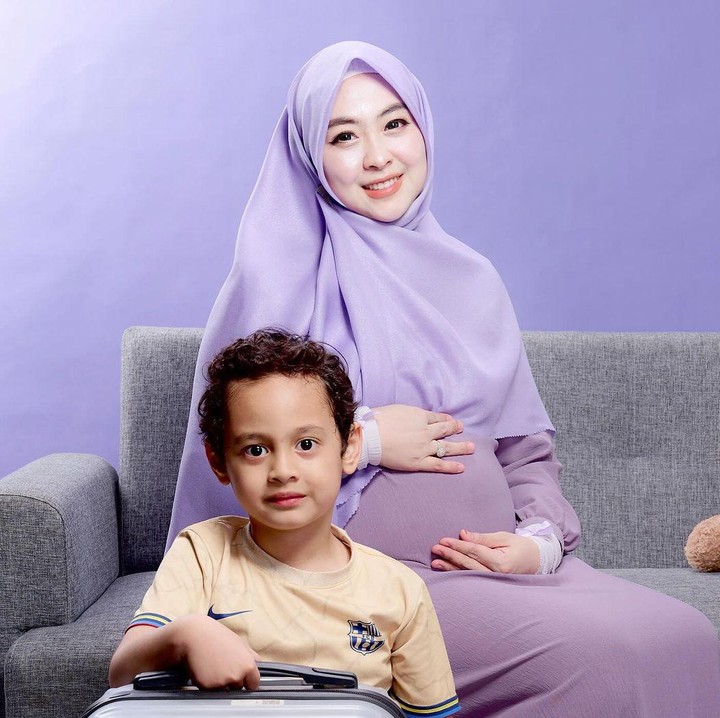 <p>Dalam photo shoot kali ini, dr Shindy mengenakan gamis dan hijab syari bernuansa ungu. Tak lupa ia pun memamerkan <em>baby bump</em> yang sudah terlihat di samping Yusuf yang bakal segera jadi kakak. Foto: Instagram@dr.shindyputri_</p>