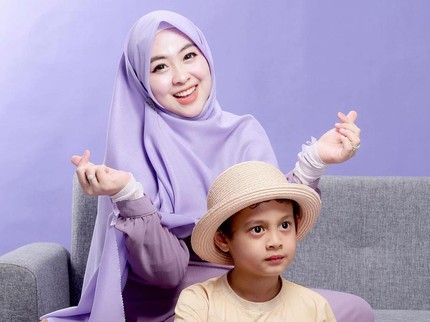 5 Potret Bunda Seleb Jalani Kehamilan Bersama Anak Pertama, Si Sulung Peluk & Cium Baby Bump Ibunda