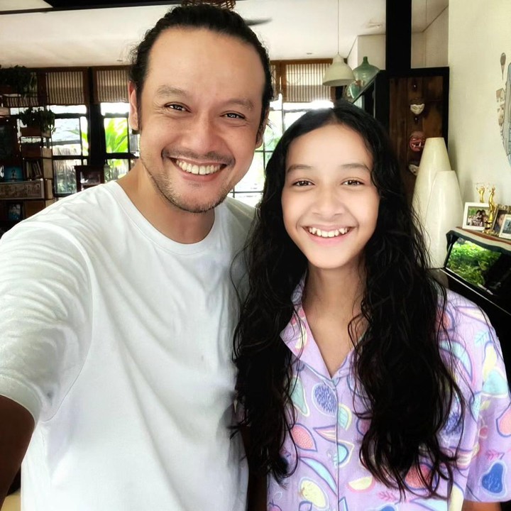 <p>Di postingan lain, Dwi menyebut putrinya sebagai kembaran karena Widuri kini terlihat mirip dengannya. "Kembarannya Bapak," tulisnya dengan emotikon hati. (Foto: Instagram @dwisasono)<br /> <br /><br /></p>