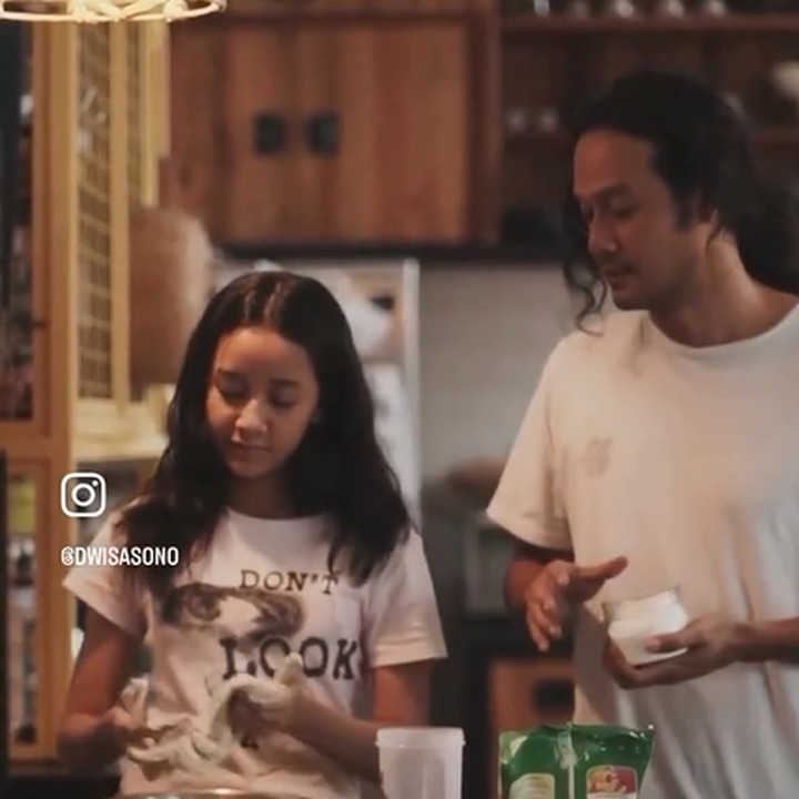 <p>Di momen lain, pasangan ayah dan anak ini juga terlihat mengabadikan momen ketika di dapur. Keduanya sibuk menyiapkan makanan sambil bercanda. (Foto: Instagram @dwisasono)<br /><br /><br /></p>