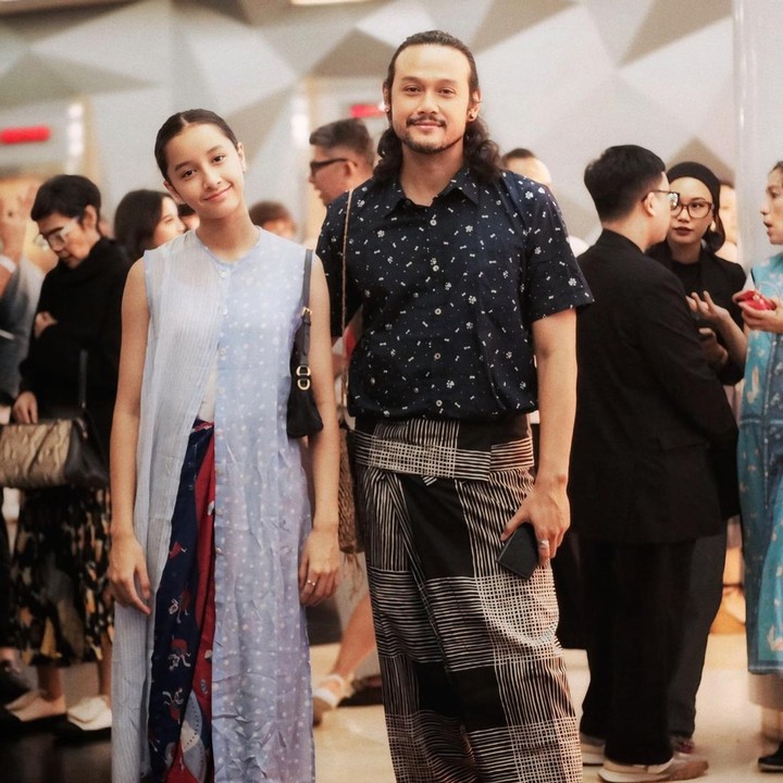 <p>Bersama anak perempuan satu-satunya, Dwi Sasono nyatanya memiliki hubungan yang dekat dengan Widuri. Hal tersebut pun kerap ia pamerkan dalam beberapa momen yang dibagikan di akun Instagram, terbaru saat keduanya fashion show bareng.(Foto: Instagram @dwisasono)<br /><br /><br /></p>