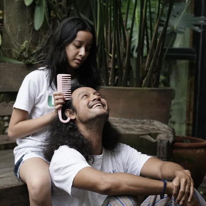 <p>Kemiripan wajah Dwi dan sang putri nyatanya turut dibenarkan oleh netizen, nih. "Lah iyaa koq jadi mirip bpk yaa Skrg," ujar akun @tere_****. Bagaimana menurut pendapat Bunda?(Foto: Instagram @dwisasono)</p>