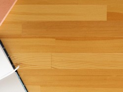 Ketahui Perbedaan Vinyl dan SPC Beserta Segala Keunggulannya