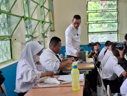 Heru Budi Tinjau Makan Bergizi Gratis di SMP 03 dan SDN 01 Manggarai Jaksel