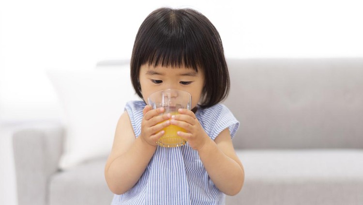 Ilustrasi Anak Minum Jus