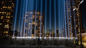 FOTO: Instalasi Cahaya Jelang 23 Tahun Tragedi 9/11