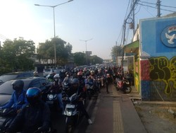 Galian Bikin Jatiwaringin Arah Jakarta Macet Gila-gilaan