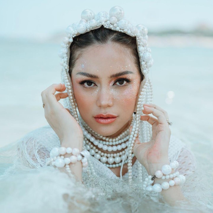 <p>Aktris dan presenter Jessica Iskandar tengah menikmati kehamilan ketiganya. Untuk kehamilan ketiga ini, perempuan yang akrab disapa Jedar ini mendapatkannya melalui program bayi tabung.  dari Foto: Instagram@inijedar</p>