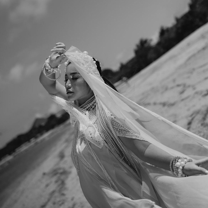 <p>Perempuan 36 tahun ini ternyata sengaja memilih bayi tabung untuk melahirkan anak ketiga di Tahun Naga. Menurutnya, shio naga yang akan dimiliki anak ketiganya ini cocok dengan semua anggota keluarganya, Bunda.Foto: Instagram@inijedar</p>
