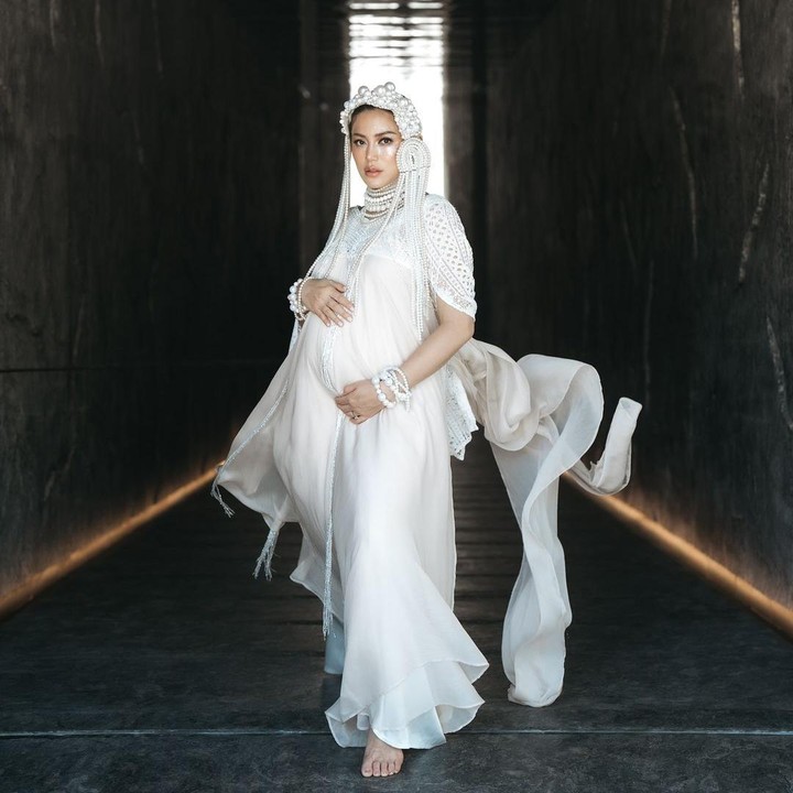 <p>Foto-foto Jedar pun mendapat banyak pujian. "Bumil cantakkk amatt sihhh," tulis @isdadahlia. "Mama is ma queen," tulis Si Sulung @alexanderbarackel. Menurut perhitungan, Jessica Iskandar akan melahirkan anak ketiganya pada pertengahan Desember, Bunda. Kita doakan semoga kehamilannya senantiasa sehat dan lancar hingga hari persalinan ya Bunda. Foto: Instagram@inijedar</p>