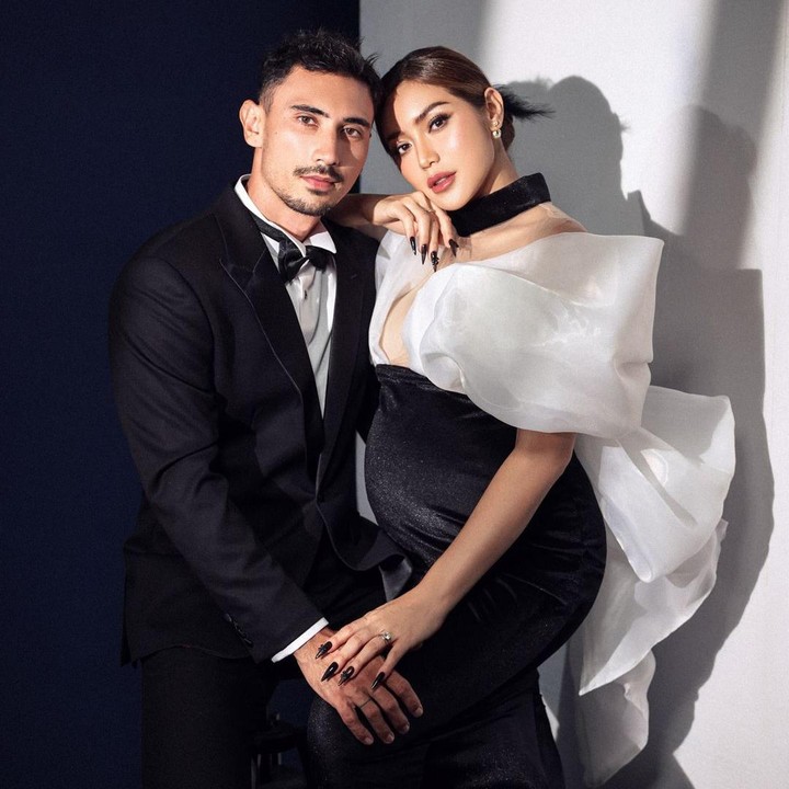 <p>Jedar melakukan maternity shoot bersama suami dan kedua putranya. Konsep yang dipilih Jedar cukup sederhana, kompak mengenakan pakaian serba putih. Di situ Jedar terlihat anggun dan cantik mempesona Foto: Instagram@inijedar</p>